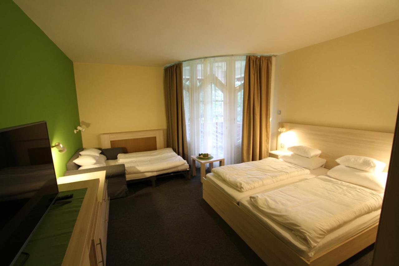 Grantek Ueduelohaz Hotel Balatonlelle Exterior photo