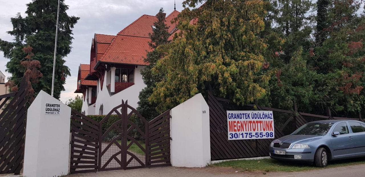 Grantek Ueduelohaz Hotel Balatonlelle Exterior photo